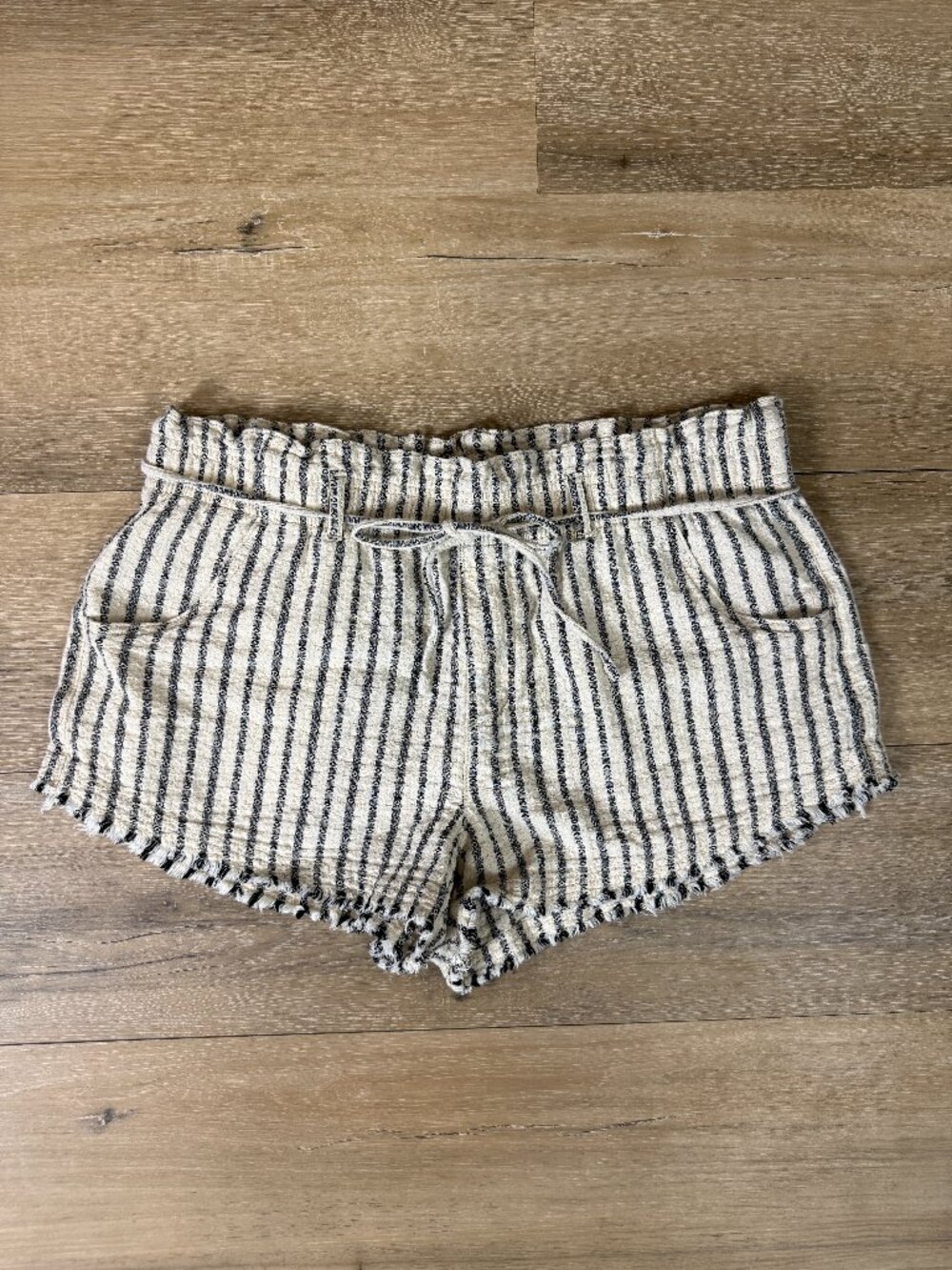 American Eagle Cream Black Striped Textured Cotton Pull-On Frayed Hem Short | M